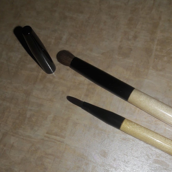 2 Bobbi Brown brushes - Picture 3 of 3